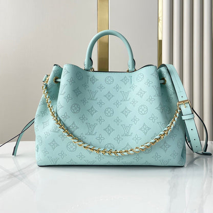 Sac cabas Bella 32 en cuir de veau perforé bleu ciel avec monogramme et accessoires dorés