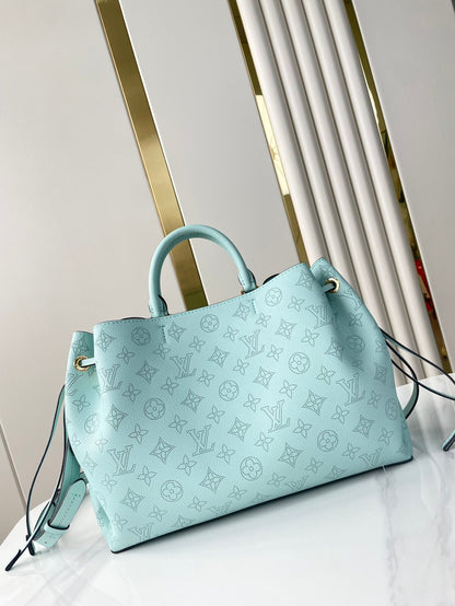 Sac cabas Bella 32 en cuir de veau perforé bleu ciel avec monogramme et accessoires dorés