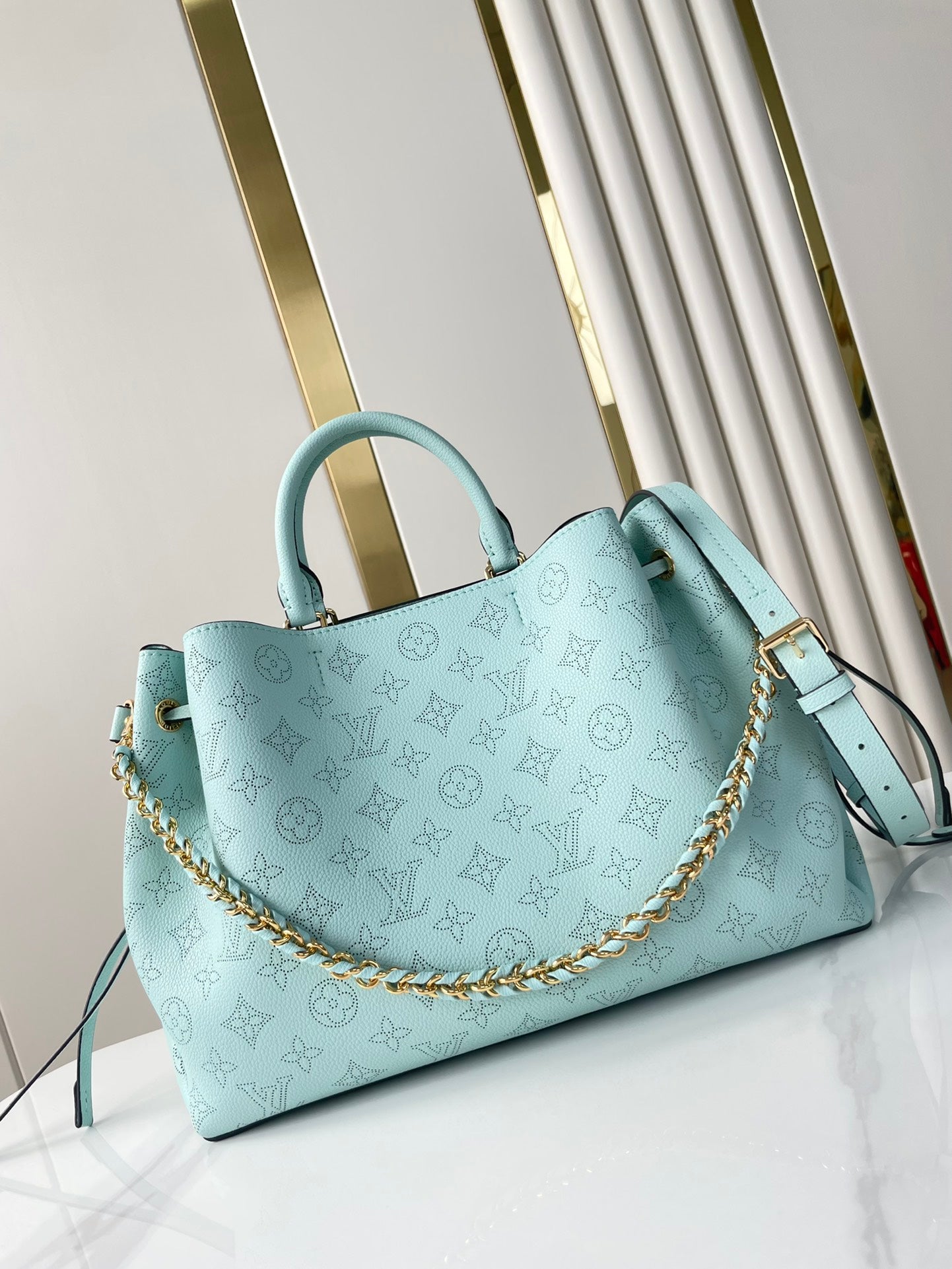 Sac cabas Bella 32 en cuir de veau perforé bleu ciel avec monogramme et accessoires dorés