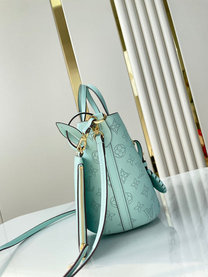 BLOSSOM PM 20 EN CUIR DE VEAU PERFORÉ MONOGRAMME BLEU CIEL