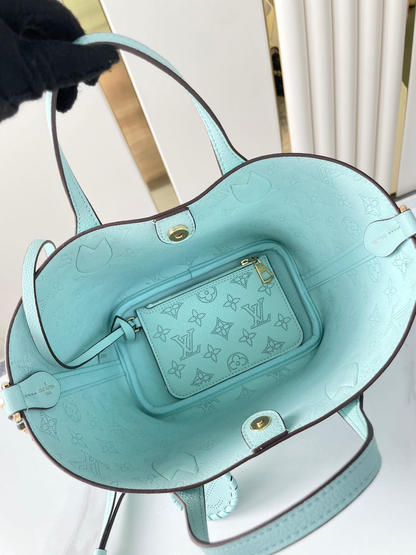 BLOSSOM PM 20 EN CUIR DE VEAU PERFORÉ MONOGRAMME BLEU CIEL