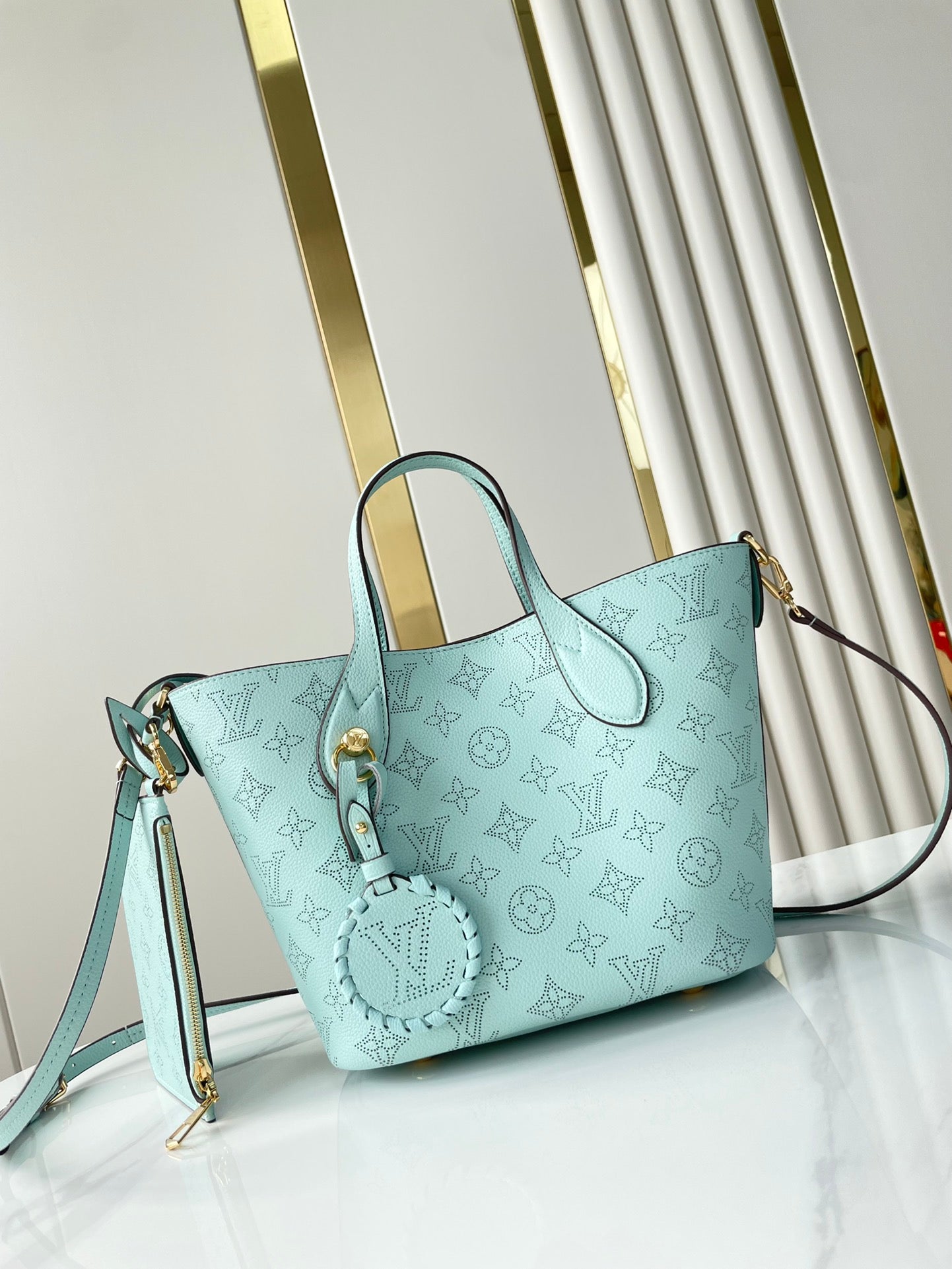 BLOSSOM PM 20 EN CUIR DE VEAU PERFORÉ MONOGRAMME BLEU CIEL