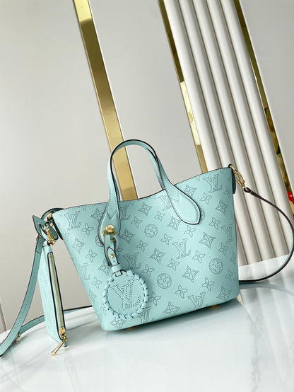 BLOSSOM PM 20 EN CUIR DE VEAU PERFORÉ MONOGRAMME BLEU CIEL