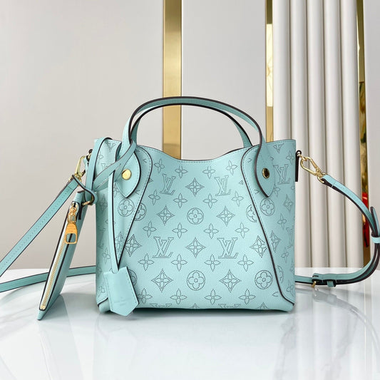 スカイブルーモノグラムパーフォレーテッドカーフスキンのHINA 23