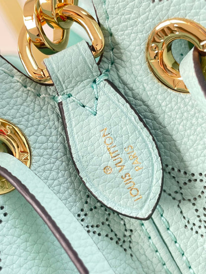 BELLA 22 EN CUIR DE VEAU PERFORÉ MONOGRAMME BLEU CIEL