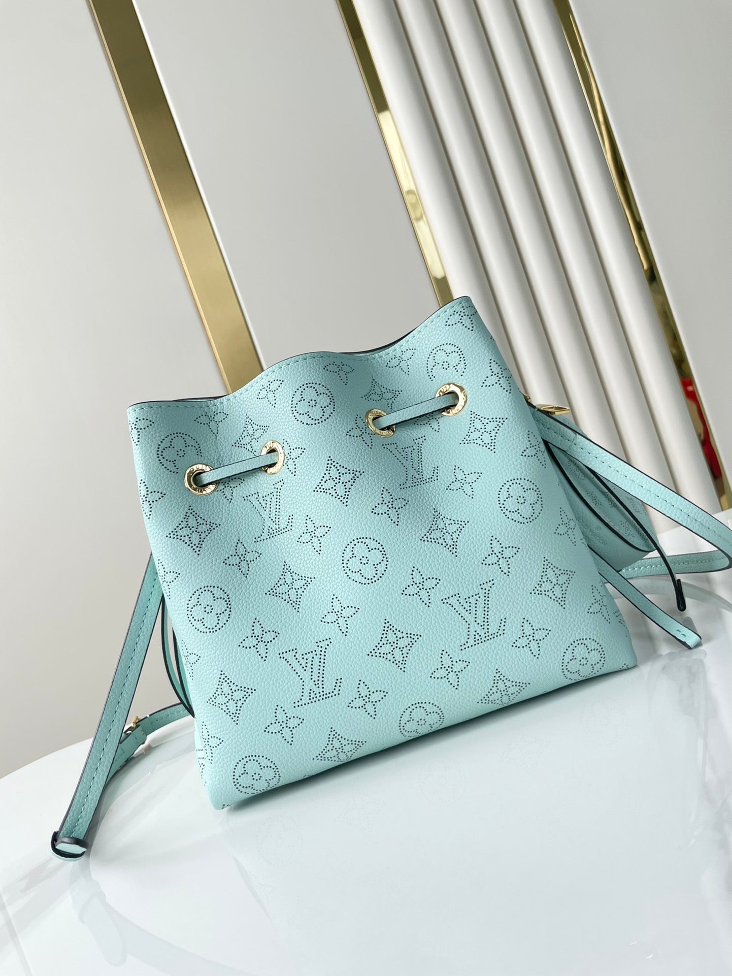 BELLA 22 EN CUIR DE VEAU PERFORÉ MONOGRAMME BLEU CIEL