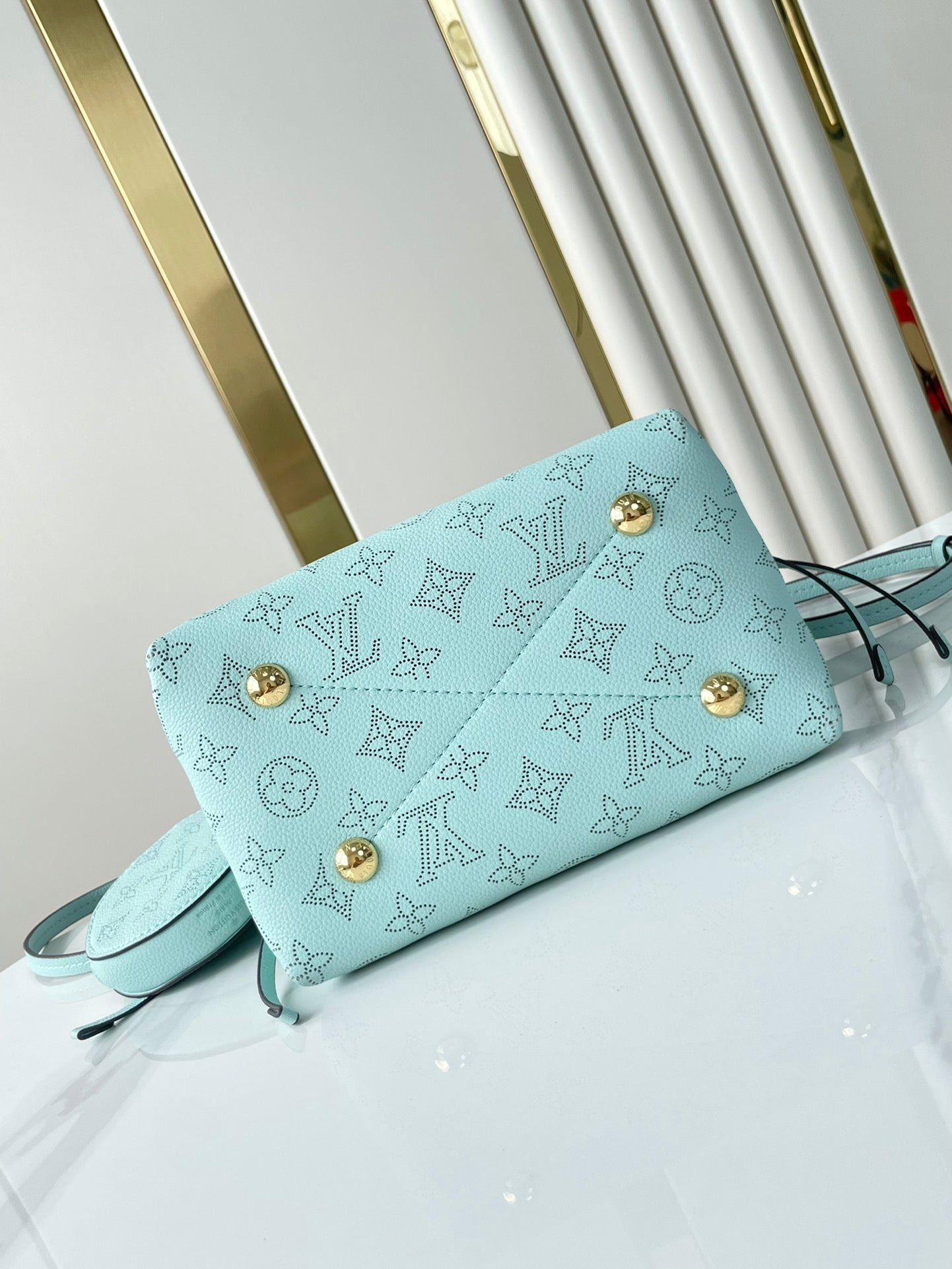 BELLA 22 EN CUIR DE VEAU PERFORÉ MONOGRAMME BLEU CIEL