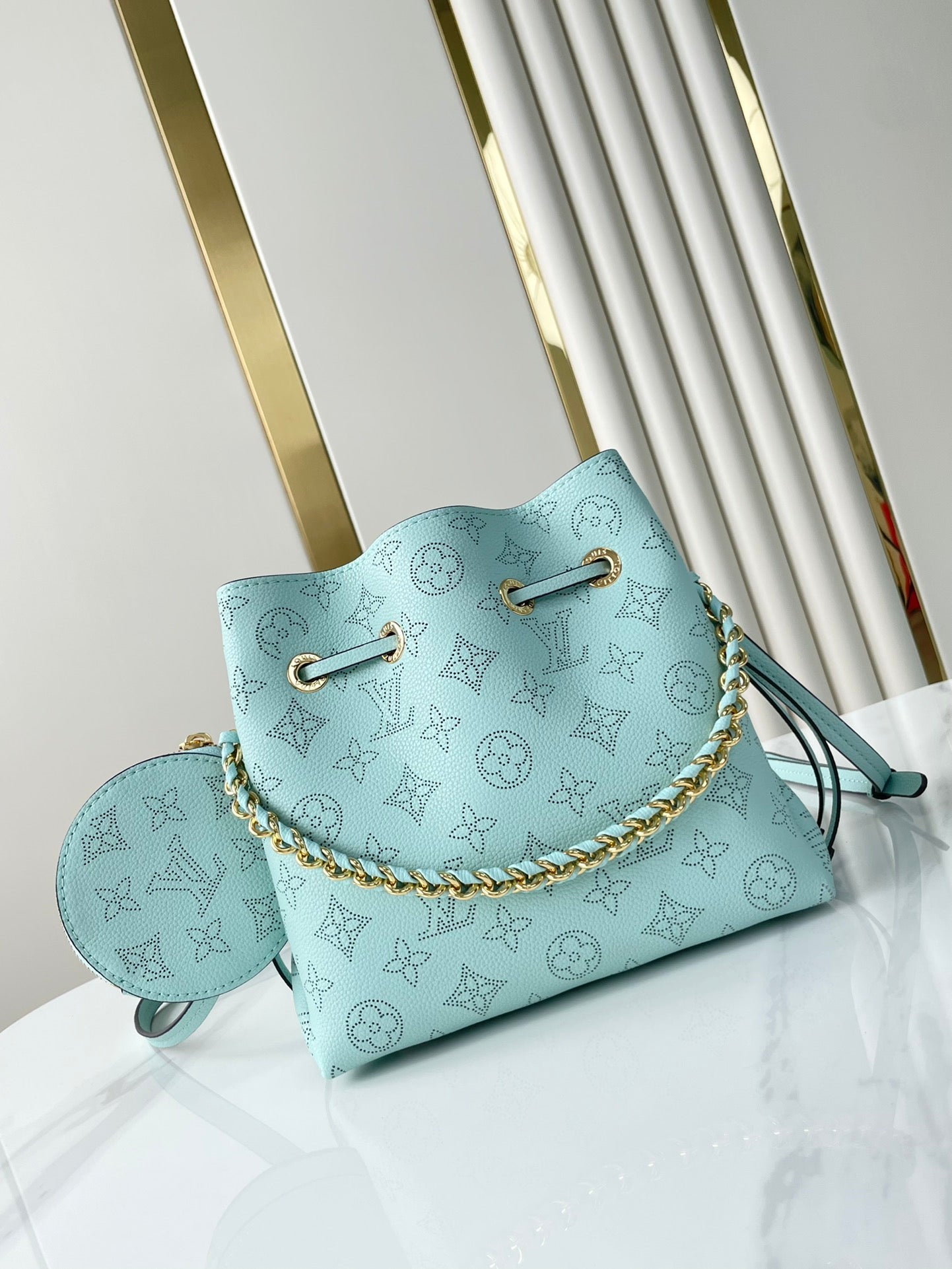 BELLA 22 EN CUIR DE VEAU PERFORÉ MONOGRAMME BLEU CIEL