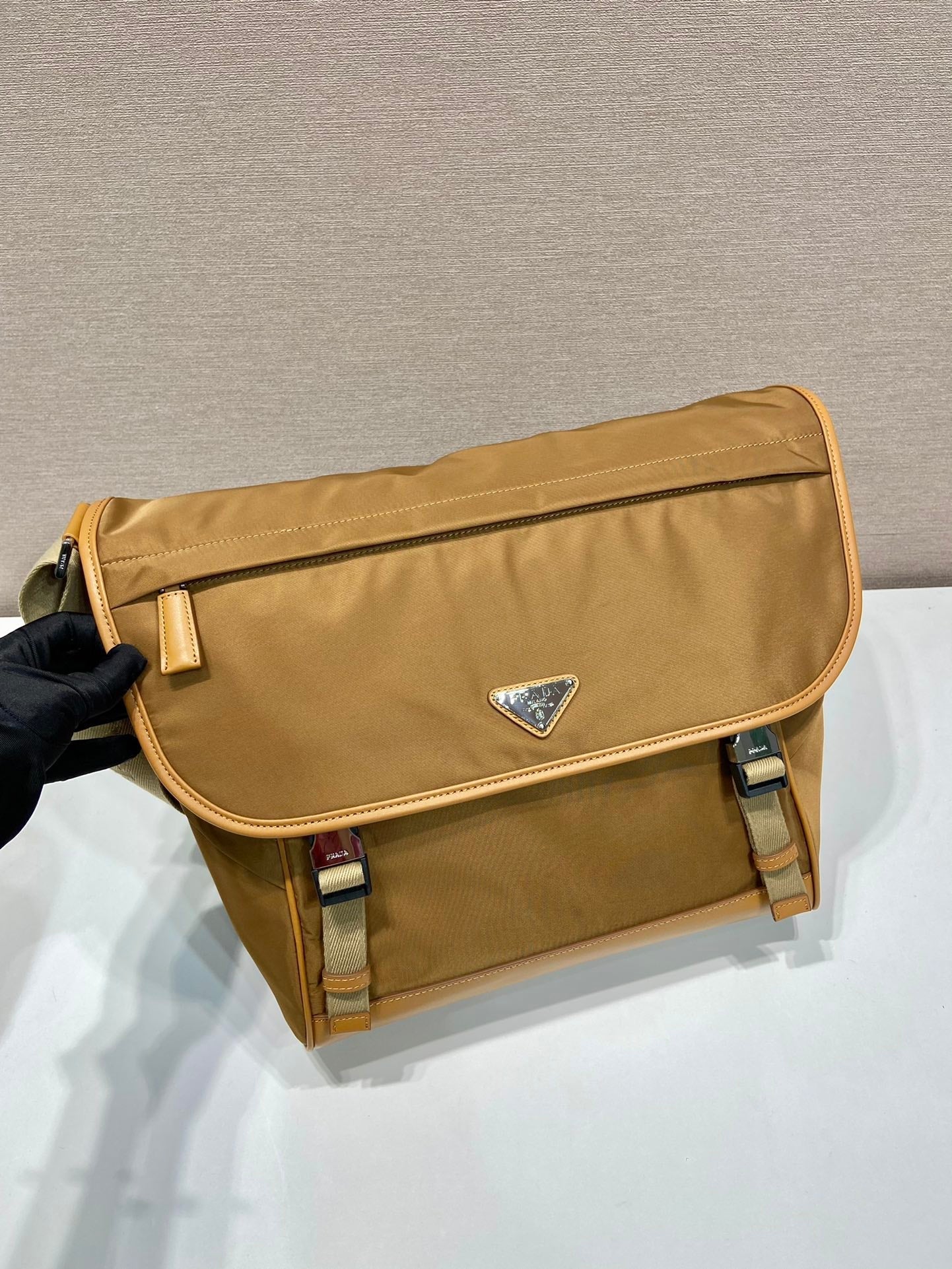 GRAND SAC À RABAT 30 EN RE-NYLON MARRON CIDRE ET GARNITURES EN CUIR DE VEAU