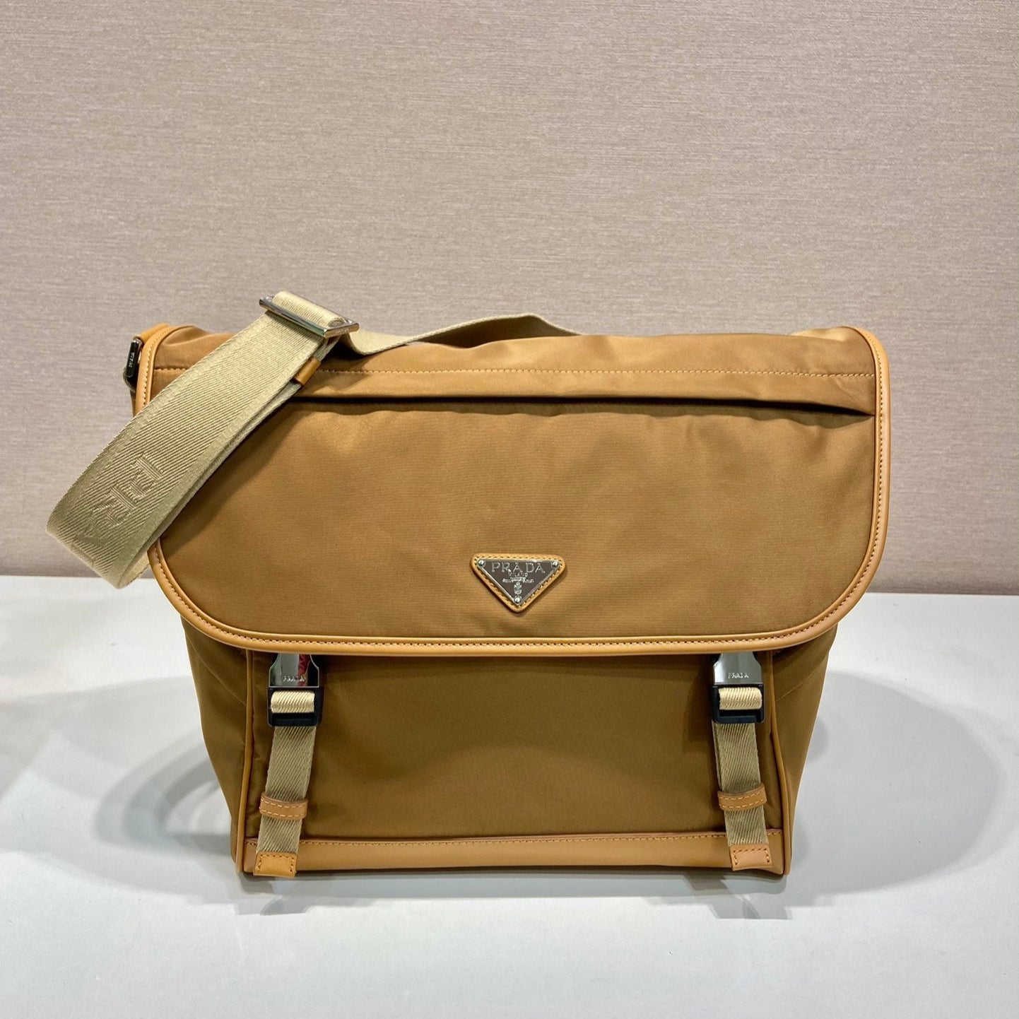 GRAND SAC À RABAT 30 EN RE-NYLON MARRON CIDRE ET GARNITURES EN CUIR DE VEAU