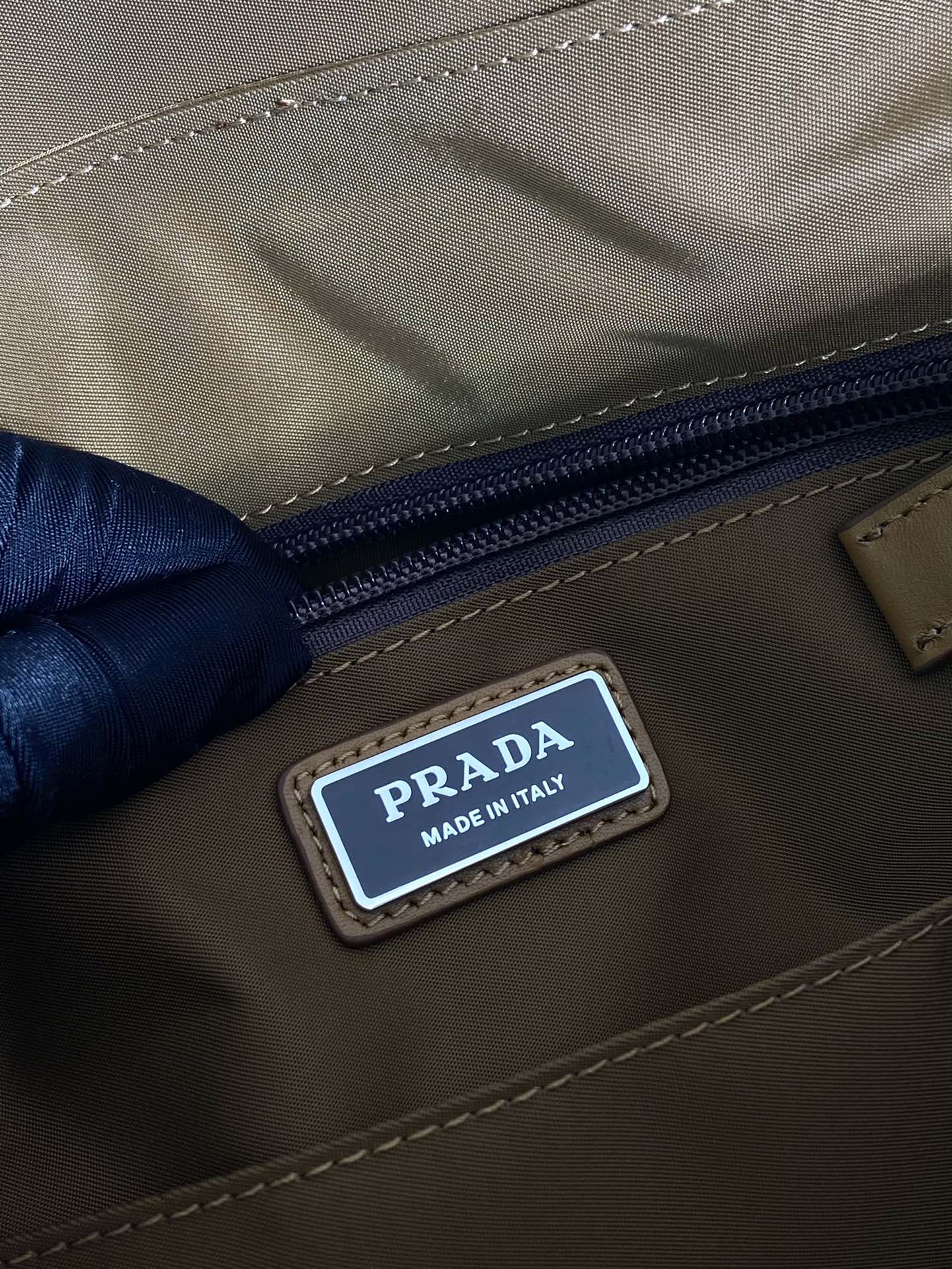GRAND SAC À RABAT 30 EN RE-NYLON MARRON CIDRE ET GARNITURES EN CUIR DE VEAU