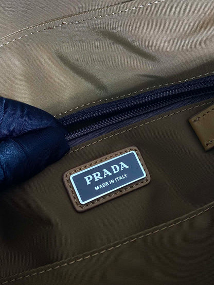 GRAND SAC À RABAT 30 EN RE-NYLON MARRON CIDRE ET GARNITURES EN CUIR DE VEAU