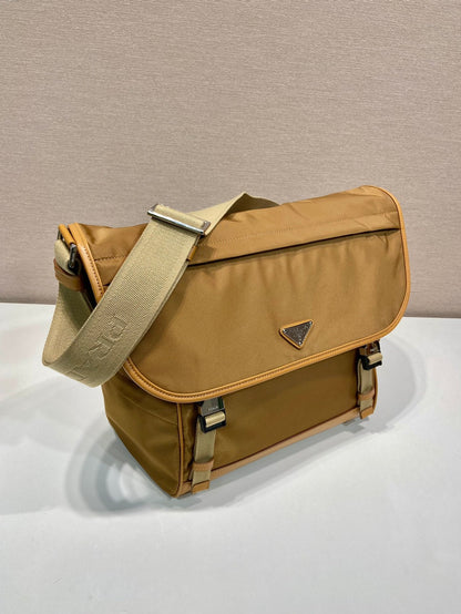 GRAND SAC À RABAT 30 EN RE-NYLON MARRON CIDRE ET GARNITURES EN CUIR DE VEAU