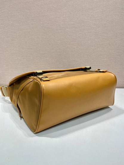 GRAND SAC À RABAT 30 EN RE-NYLON MARRON CIDRE ET GARNITURES EN CUIR DE VEAU