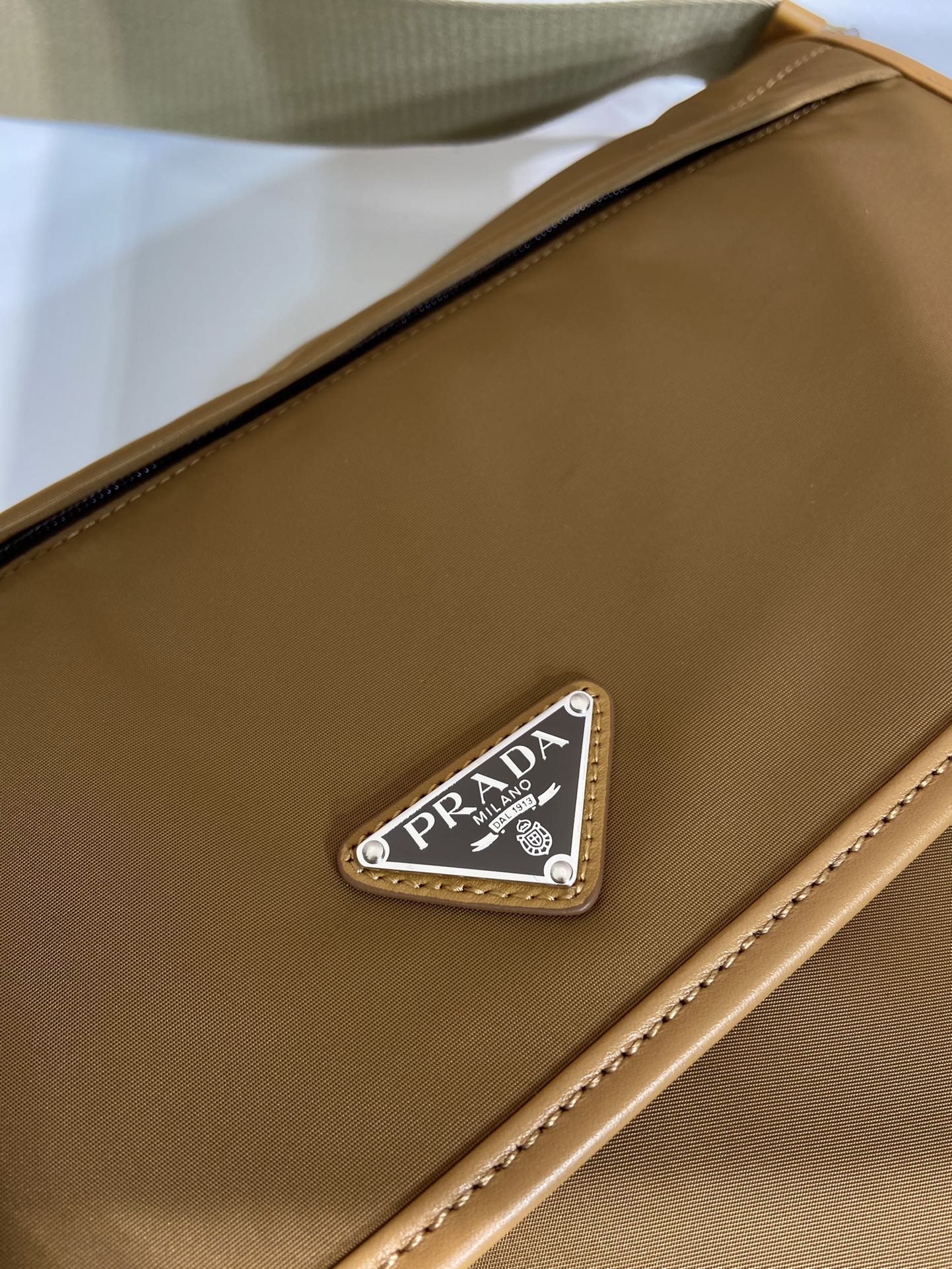 GRAND SAC À RABAT 30 EN RE-NYLON MARRON CIDRE ET GARNITURES EN CUIR DE VEAU