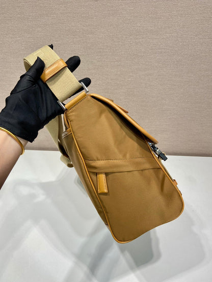 GRAND SAC À RABAT 30 EN RE-NYLON MARRON CIDRE ET GARNITURES EN CUIR DE VEAU