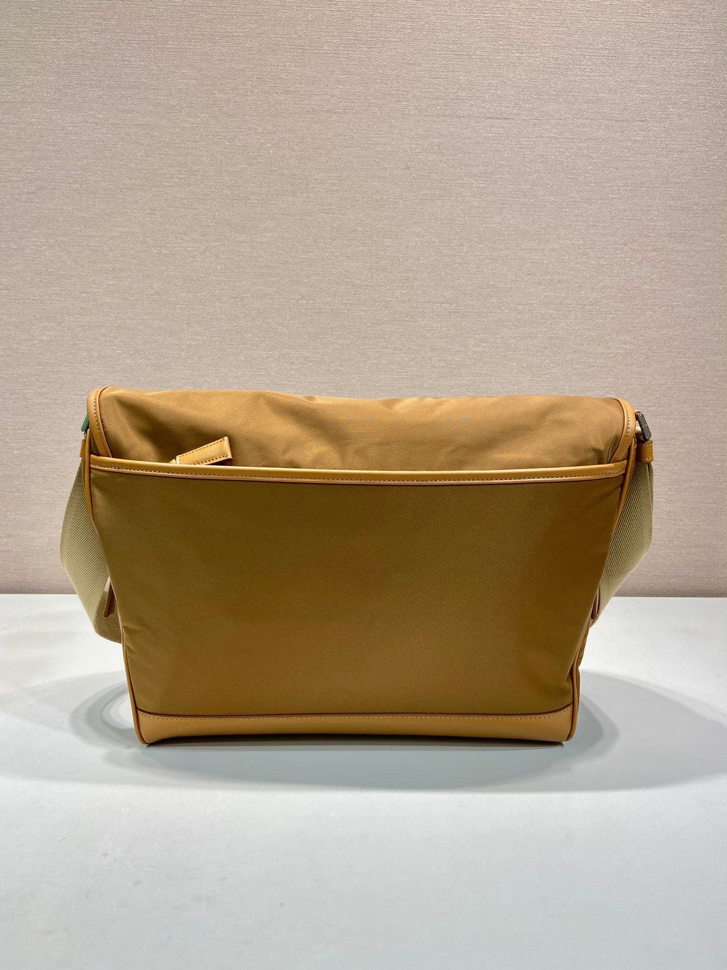 GRAND SAC À RABAT 30 EN RE-NYLON MARRON CIDRE ET GARNITURES EN CUIR DE VEAU