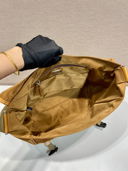 GRAND SAC À RABAT 30 EN RE-NYLON MARRON CIDRE ET GARNITURES EN CUIR DE VEAU