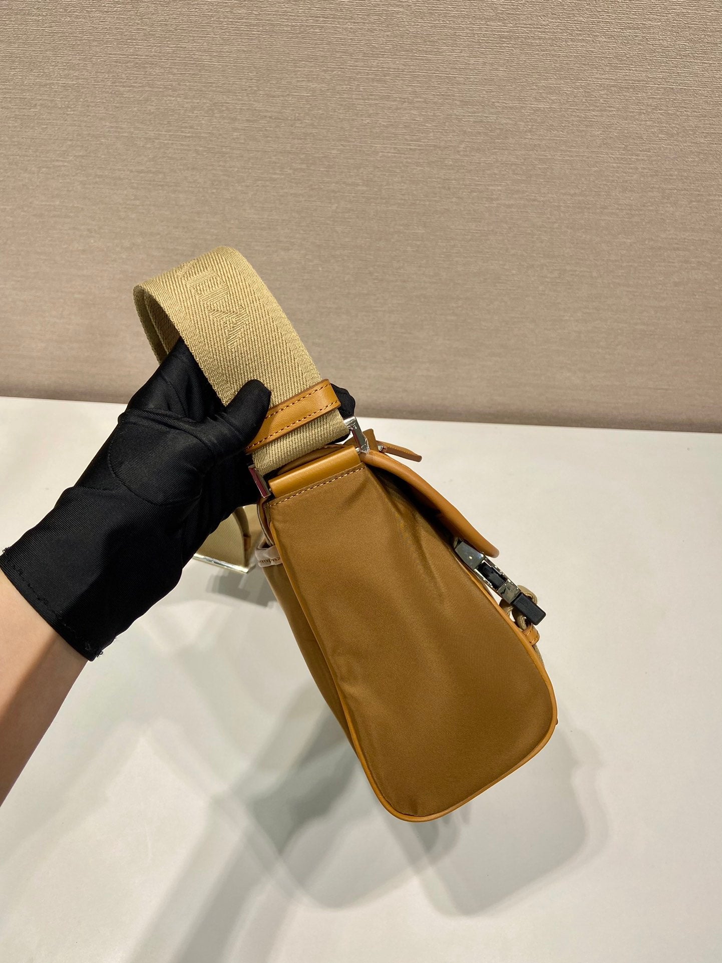 PETIT SAC À RABAT 20 EN RE-NYLON MARRON CIDRE ET GARNITURES EN CUIR DE VEAU