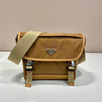 PETIT SAC À RABAT 20 EN RE-NYLON MARRON CIDRE ET GARNITURES EN CUIR DE VEAU