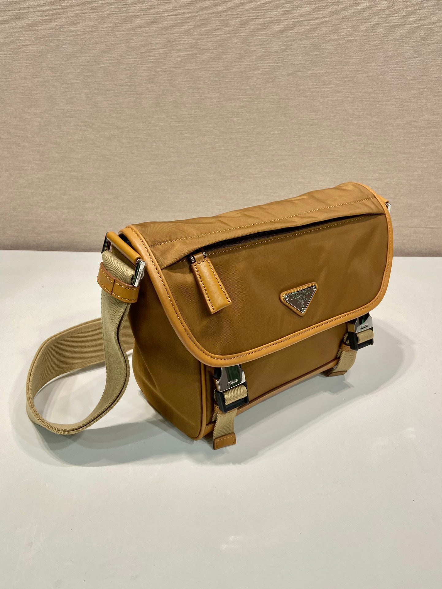 PETIT SAC À RABAT 20 EN RE-NYLON MARRON CIDRE ET GARNITURES EN CUIR DE VEAU