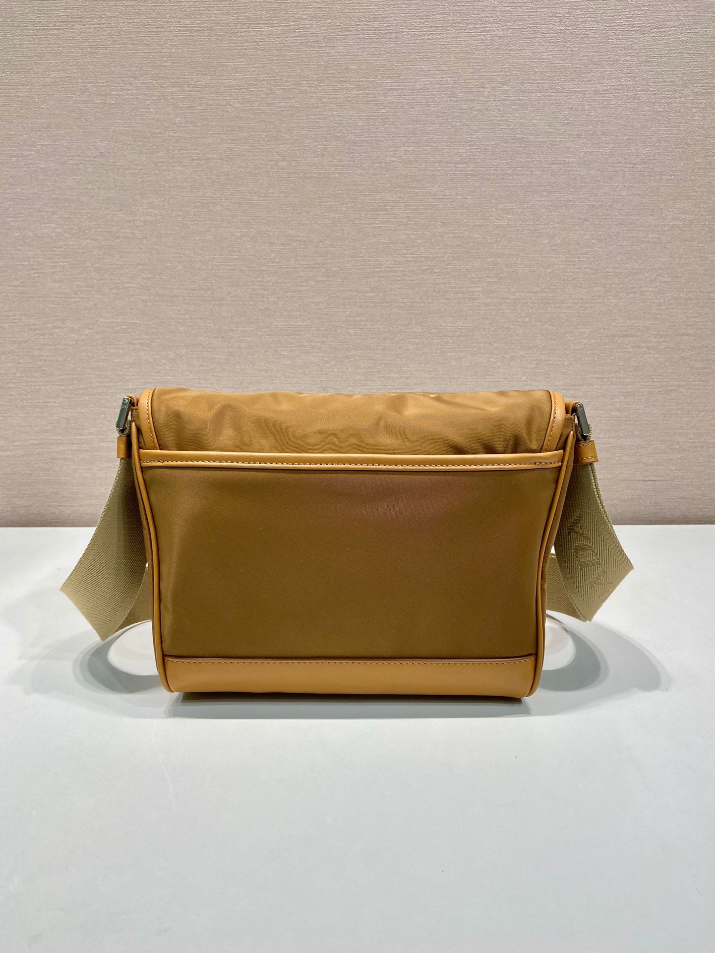 PETIT SAC À RABAT 20 EN RE-NYLON MARRON CIDRE ET GARNITURES EN CUIR DE VEAU
