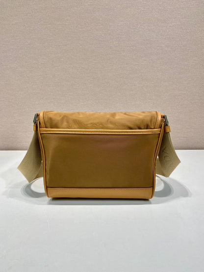 PETIT SAC À RABAT 20 EN RE-NYLON MARRON CIDRE ET GARNITURES EN CUIR DE VEAU