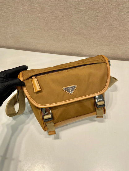 PETIT SAC À RABAT 20 EN RE-NYLON MARRON CIDRE ET GARNITURES EN CUIR DE VEAU