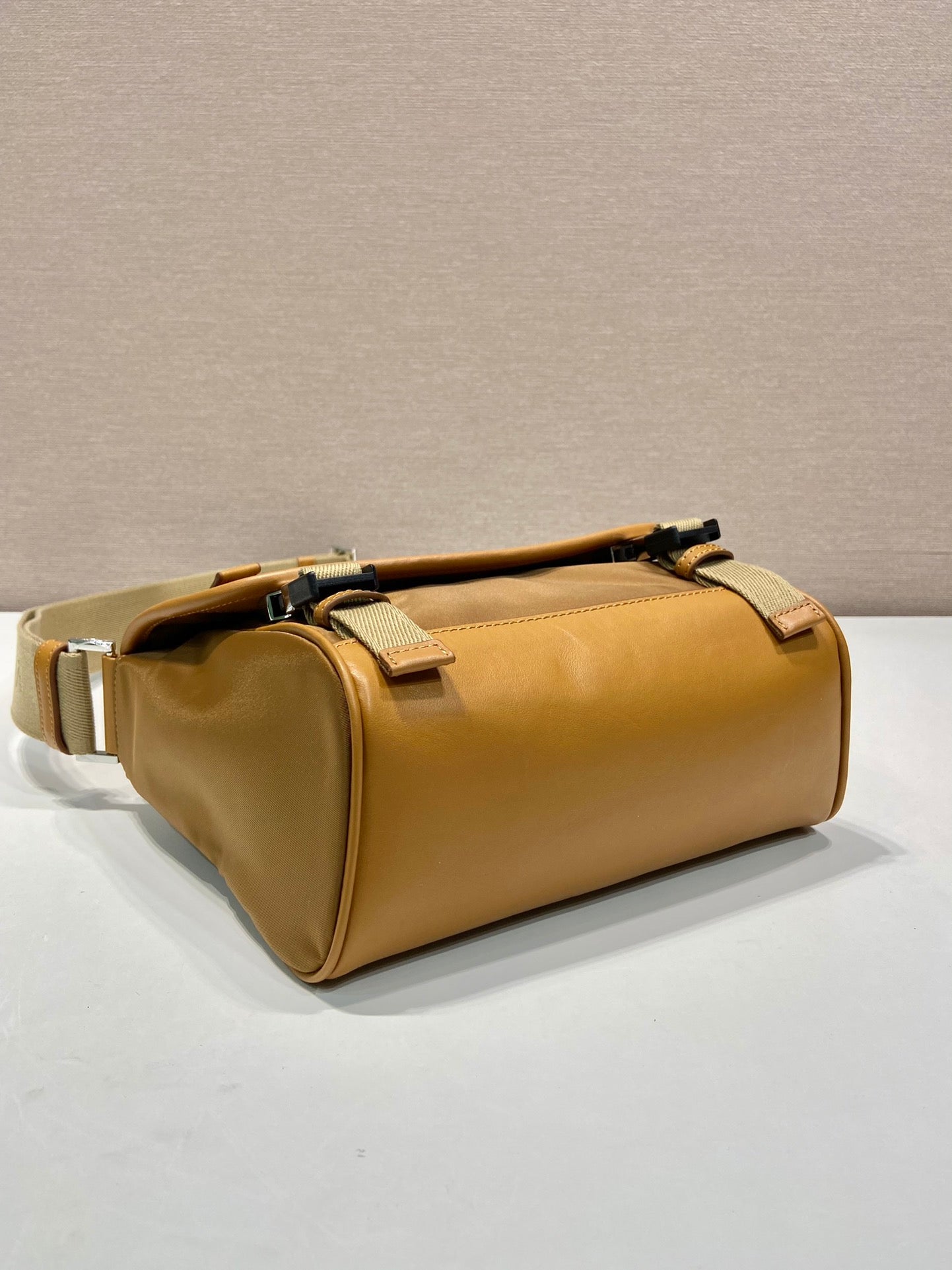 PETIT SAC À RABAT 20 EN RE-NYLON MARRON CIDRE ET GARNITURES EN CUIR DE VEAU
