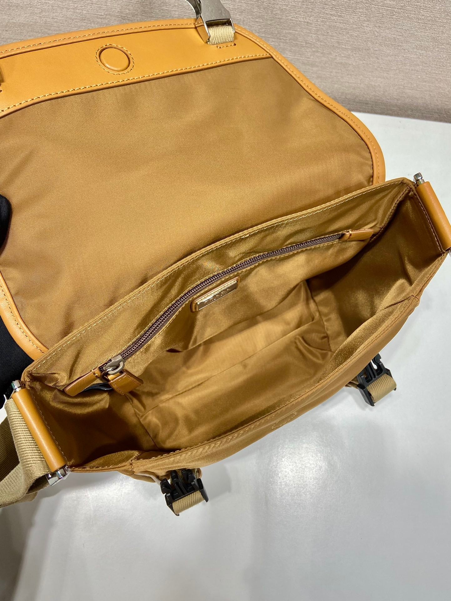 PETIT SAC À RABAT 20 EN RE-NYLON MARRON CIDRE ET GARNITURES EN CUIR DE VEAU