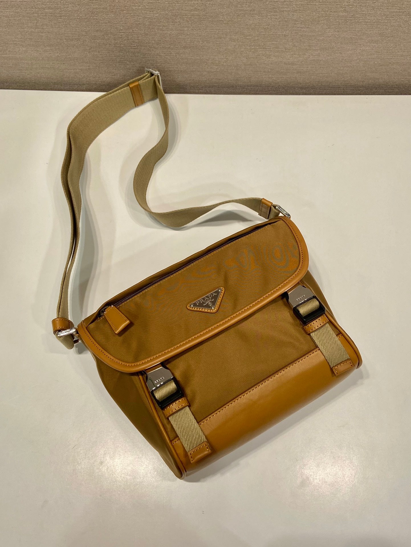 PETIT SAC À RABAT 20 EN RE-NYLON MARRON CIDRE ET GARNITURES EN CUIR DE VEAU