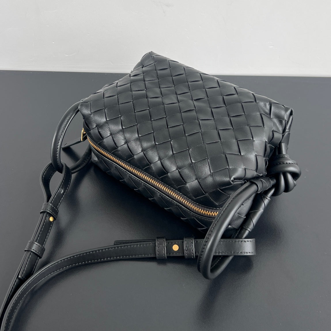 Sac à bandoulière BV Loop Top Handle 19 cm en cuir d'agneau noir