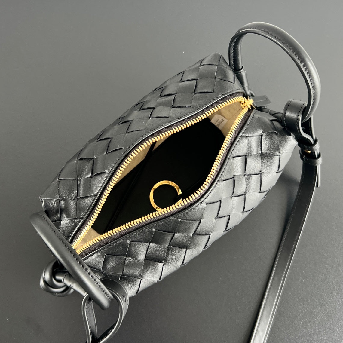 Sac à bandoulière BV Loop Top Handle 19 cm en cuir d'agneau noir