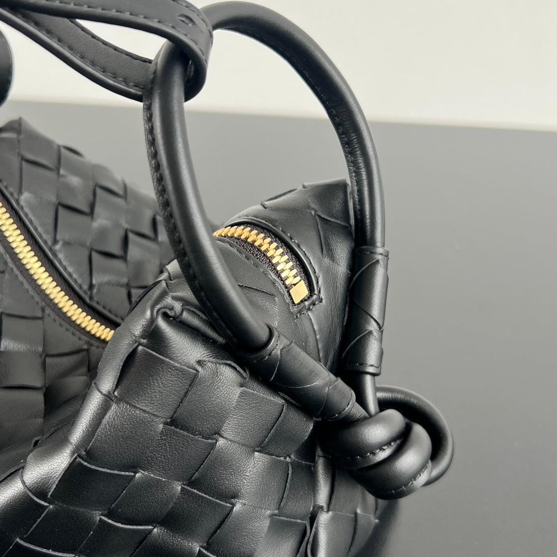 Sac à bandoulière BV Loop Top Handle 19 cm en cuir d'agneau noir