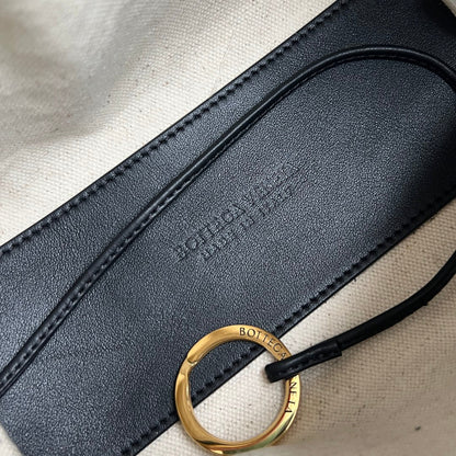 Sac à bandoulière BV Loop Top Handle 19 cm en cuir d'agneau noir