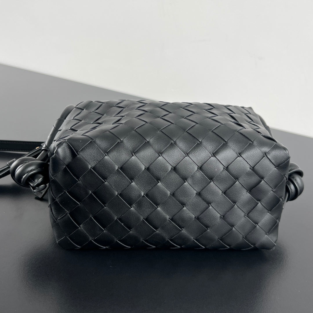 Sac à bandoulière BV Loop Top Handle 19 cm en cuir d'agneau noir
