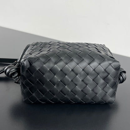 Sac à bandoulière BV Loop Top Handle 19 cm en cuir d'agneau noir
