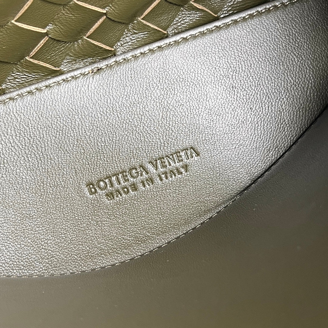 bv medium andiamo 32 cuir d'agneau vert kaki 