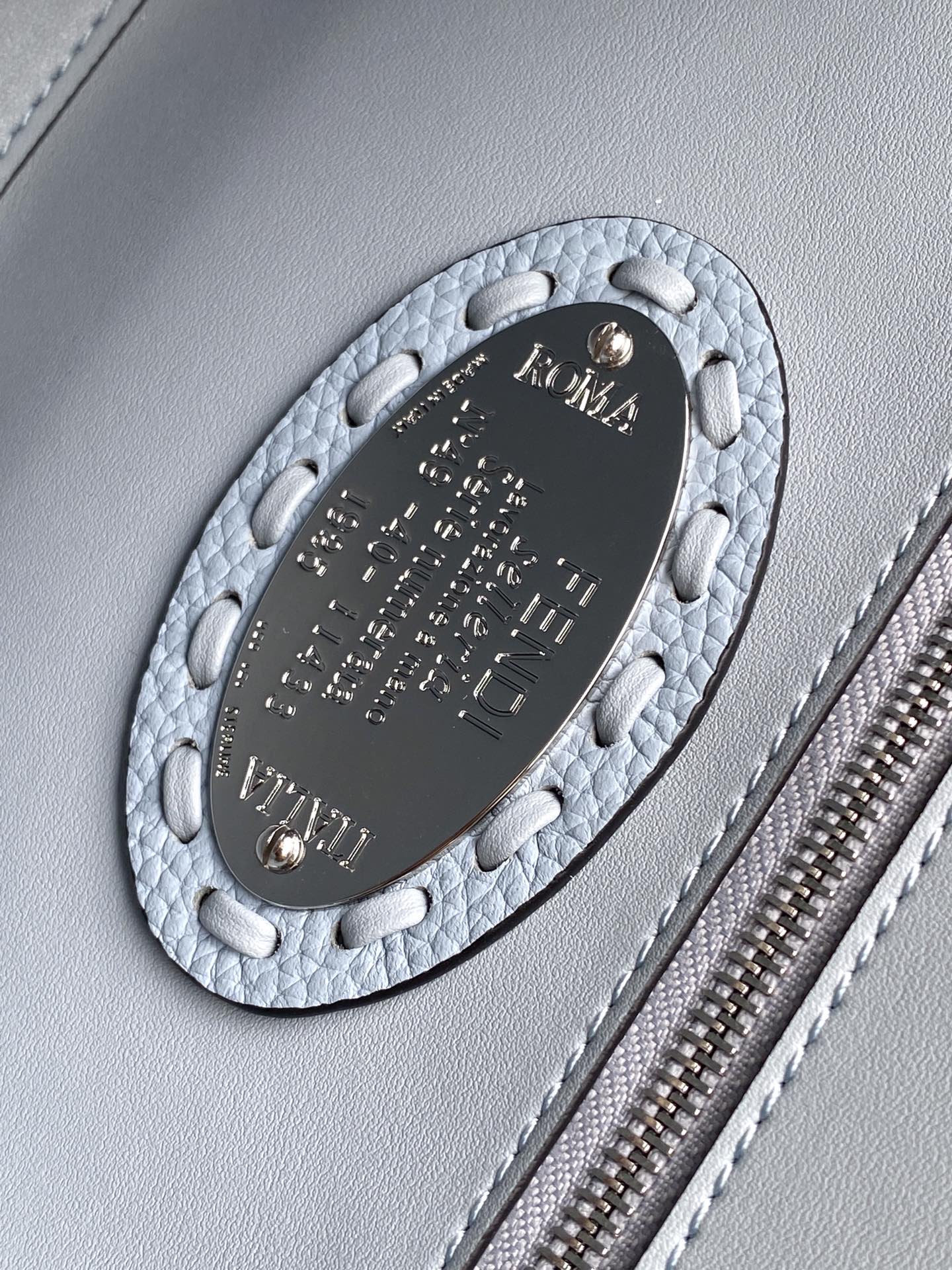 Sac Fend Baguette 27 en cuir de veau bleu bébé 