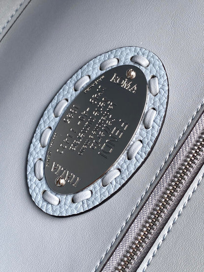 Sac Fend Baguette 27 en cuir de veau bleu bébé 