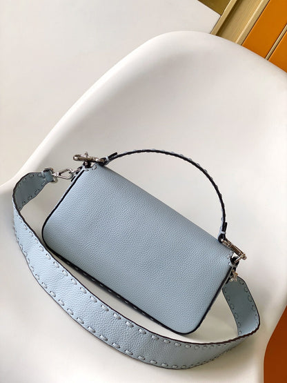 Sac Fend Baguette 27 en cuir de veau bleu bébé 