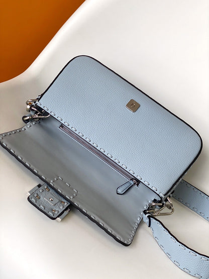 Sac Fend Baguette 27 en cuir de veau bleu bébé 