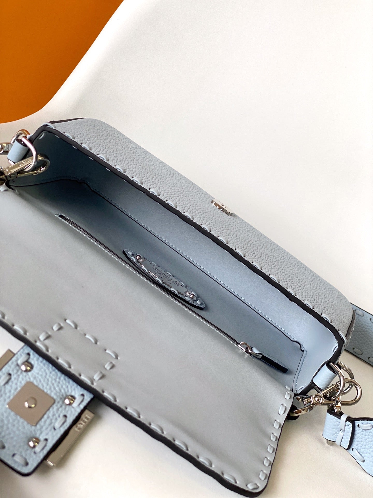 Sac Fend Baguette 27 en cuir de veau bleu bébé 