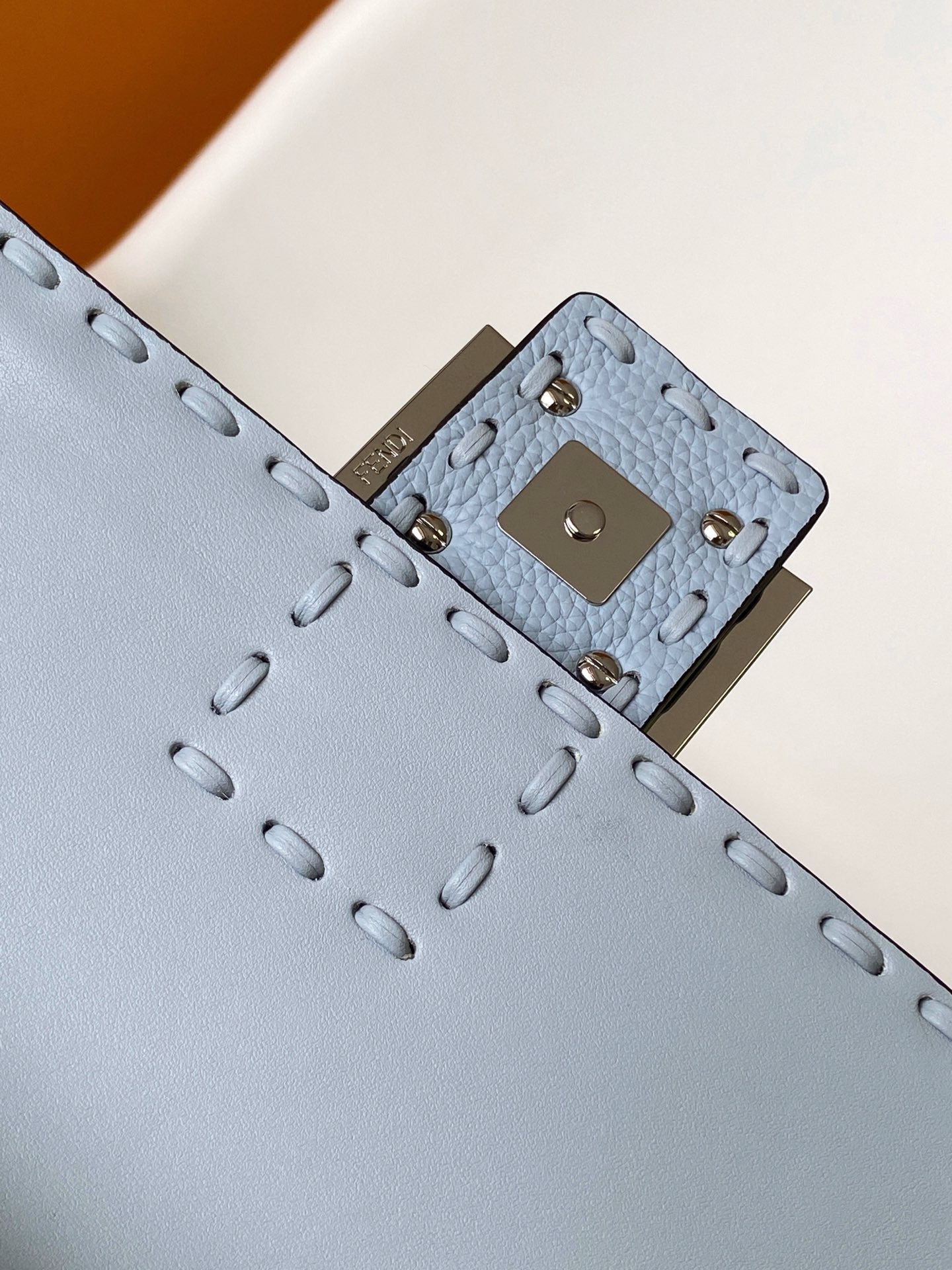 Sac Fend Baguette 27 en cuir de veau bleu bébé 