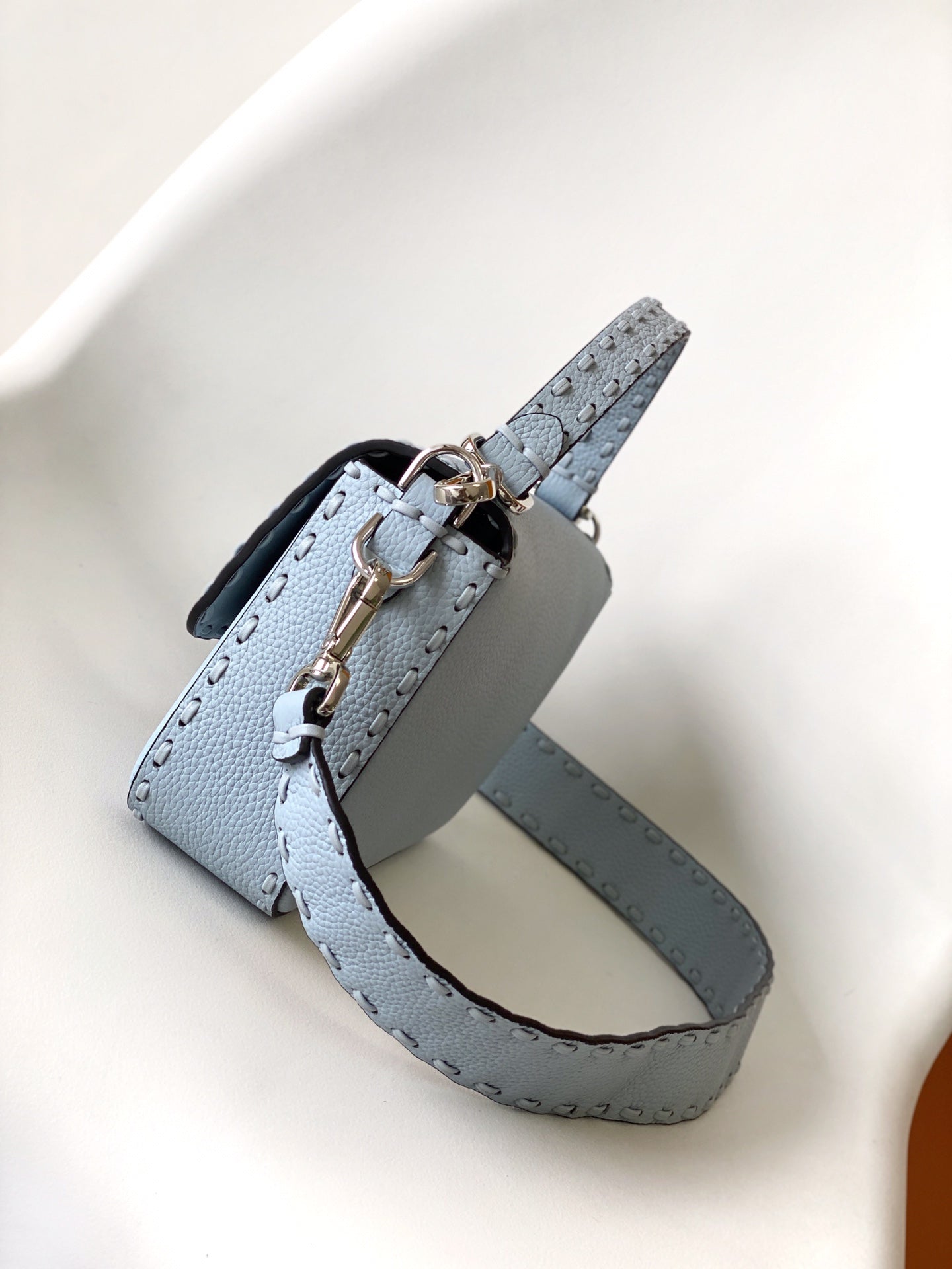 Sac Fend Baguette 27 en cuir de veau bleu bébé 