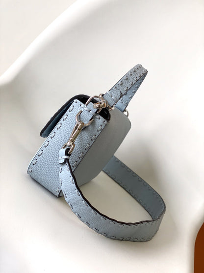 Sac Fend Baguette 27 en cuir de veau bleu bébé 