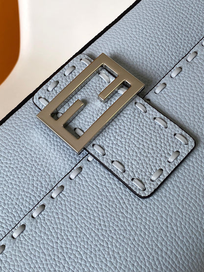 Sac Fend Baguette 27 en cuir de veau bleu bébé 