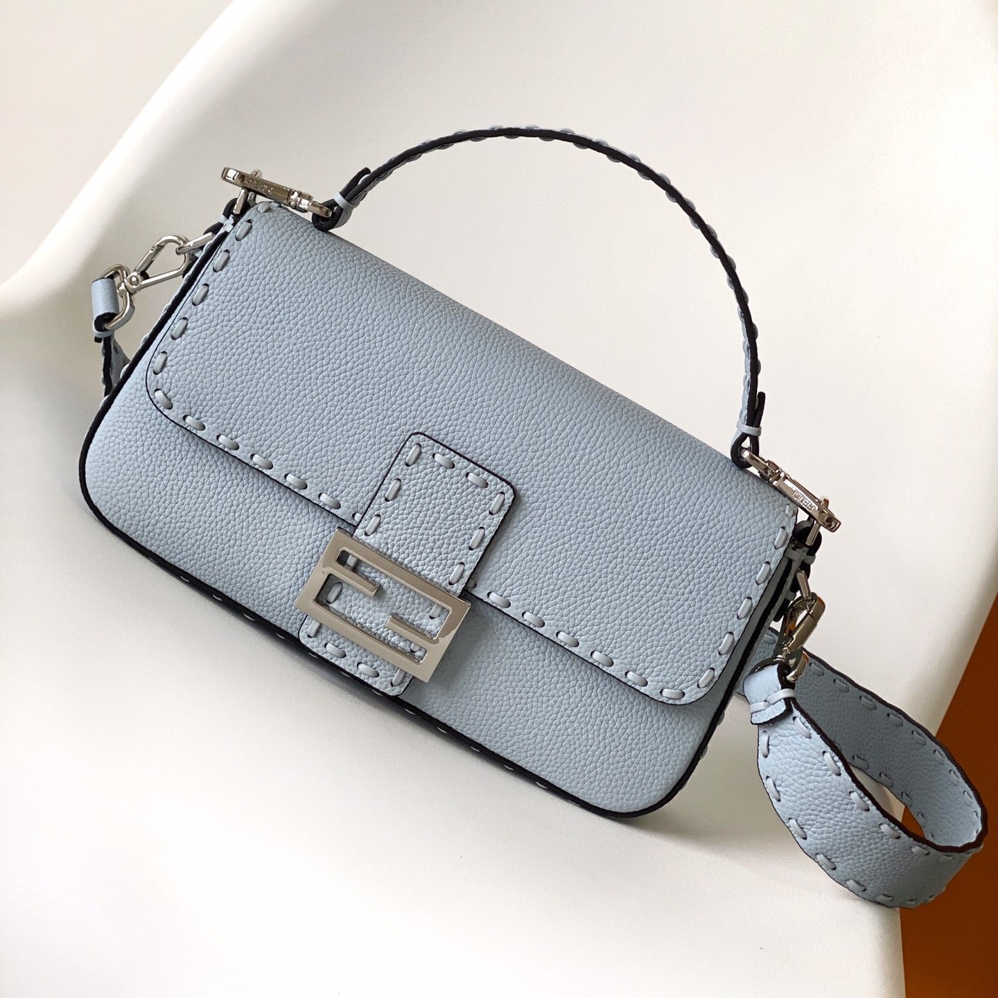 Sac Fend Baguette 27 en cuir de veau bleu bébé 