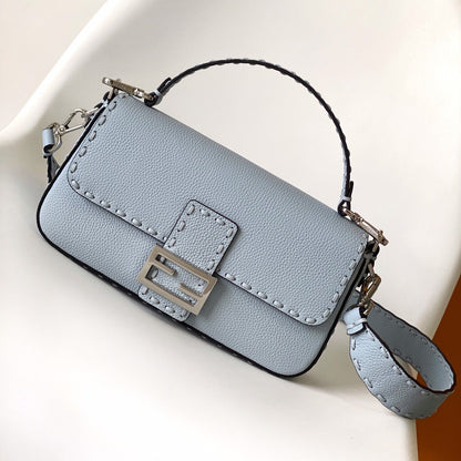 Sac Fend Baguette 27 en cuir de veau bleu bébé 