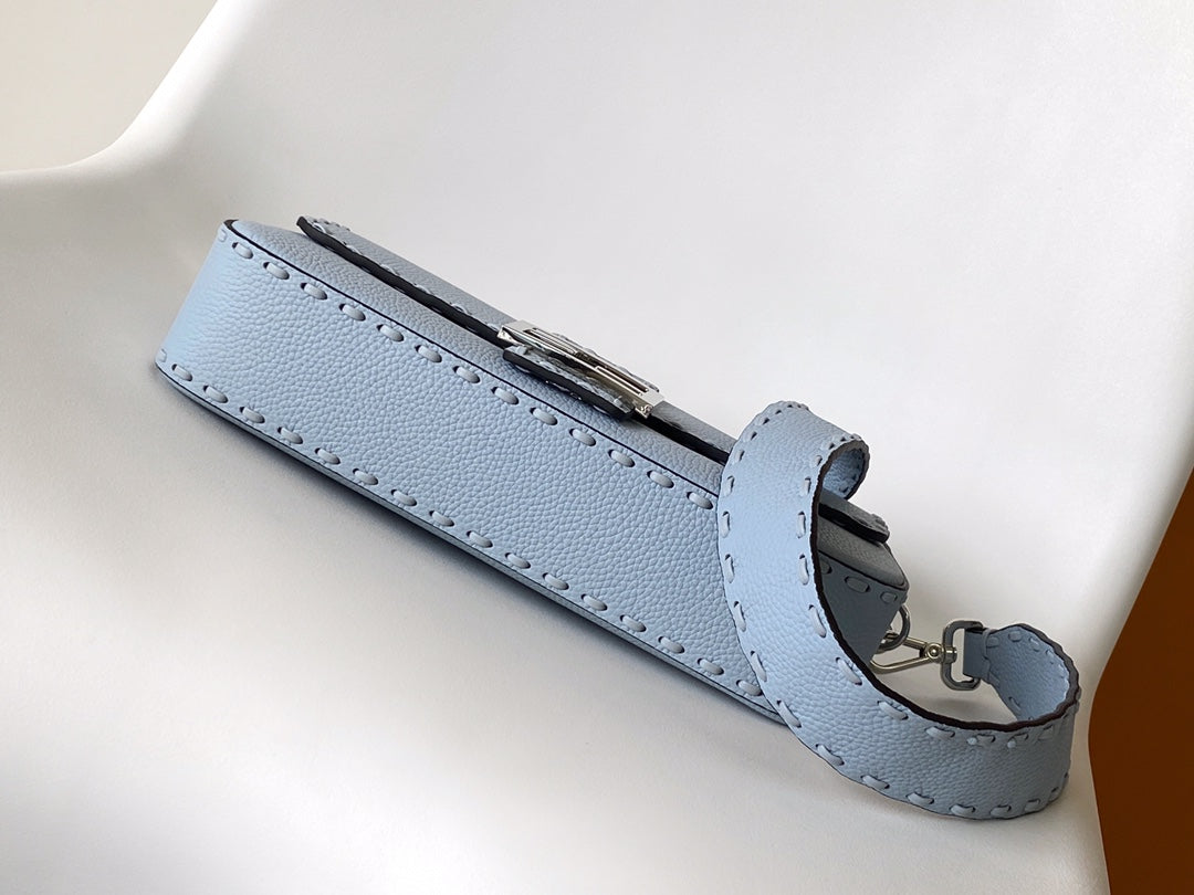 Sac Fend Baguette 27 en cuir de veau bleu bébé 